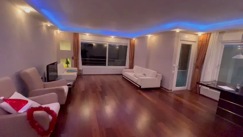 Salonda gizli LED bant aydınlatma