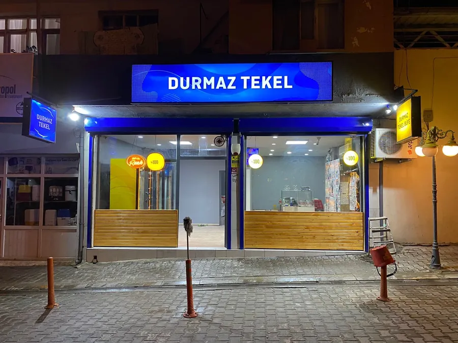 Gece aydınlatması yapılmış bir iş yeri cephesi